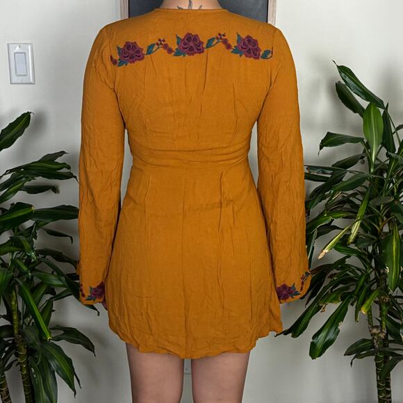 Flowy 70's Inspired Mini Dress - Picture 4 of 4